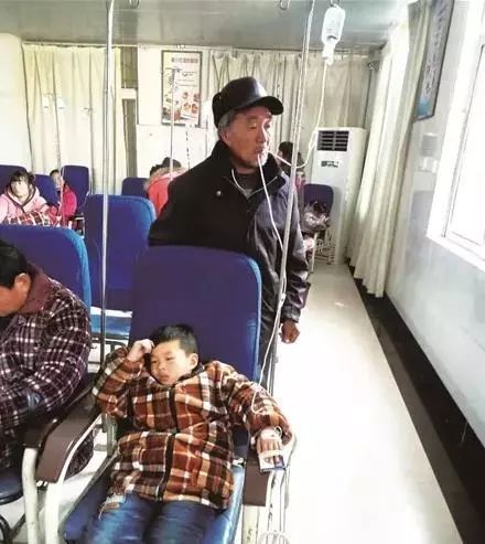 1月30日上午,孩子挂了将近两个小时的水,爷爷就一直站在后面用嘴给他