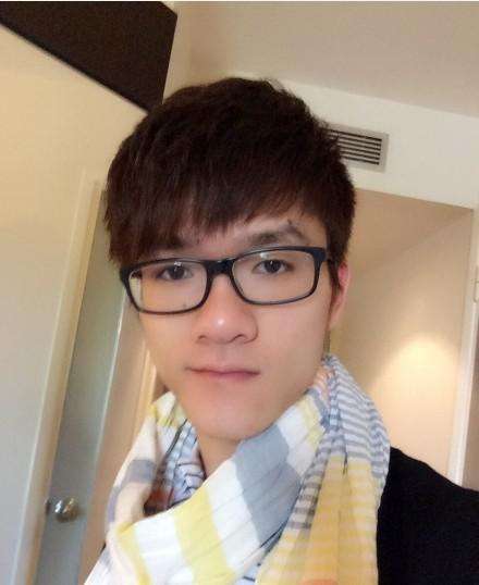 lol主播若风竟然也开始吃鸡了网友调侃买个五五开同款外挂吧