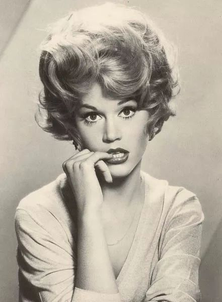 幼年受性侵,12岁自杀未遂,三任老公都出轨,80岁的她美炸!