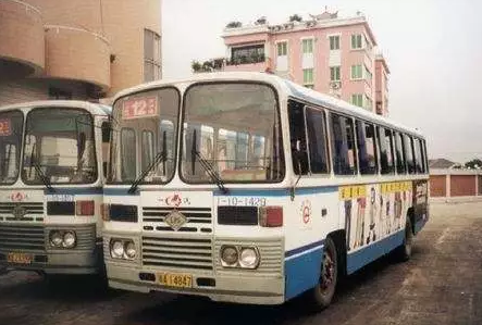 如今在家也能"逛商场"了 1994年6月 广州首批空调巴士运营 闷热的