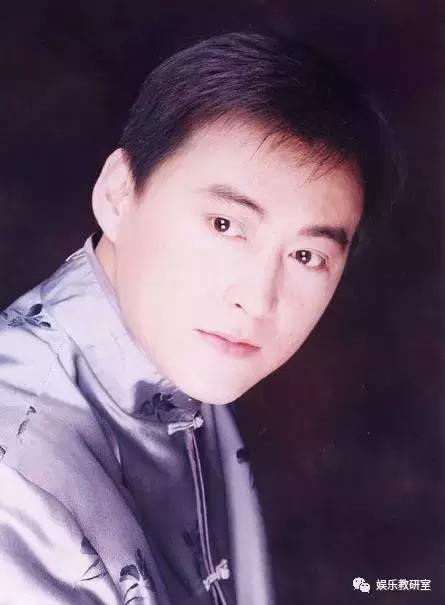 曾是银行职员,与任泉全票被上戏录取,演戏22年从无绯闻却不红