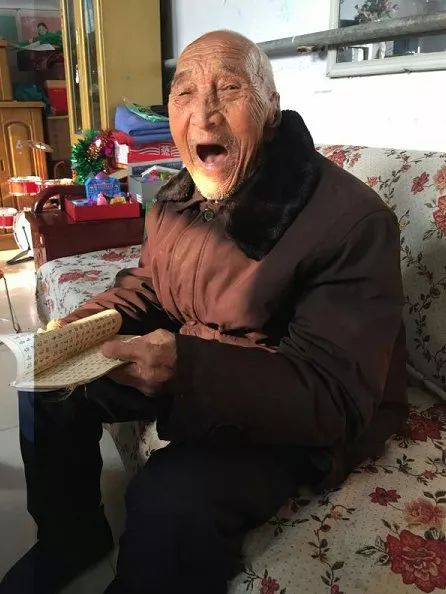 每个人都有自己的长寿秘诀五代同堂幸福满期颐老人乐开怀