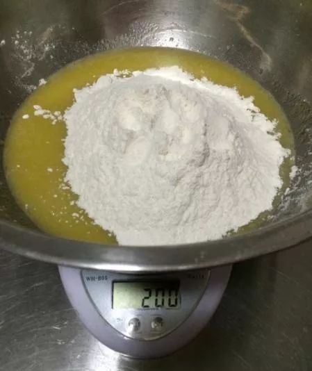 加入200克普通面粉加入2克的小苏打话不多说直接上过程,秤完后全倒在