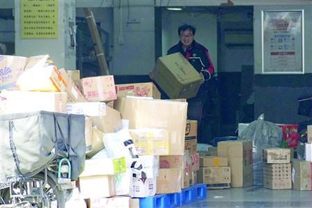 顺丰速运徐汇宛平营业点工作人员表示，虽然快件很多，但大部分快递员已返岗。