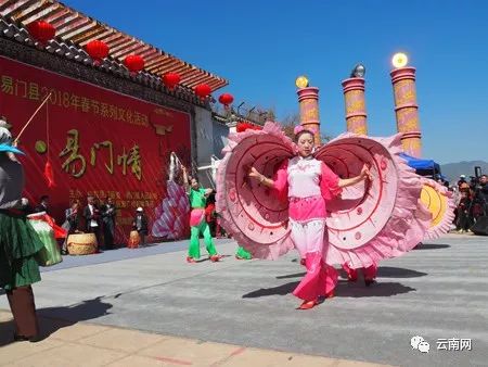 活灵活现的龙灯舞将广场上的人群聚集起来,憨态可掬的狮子舞拜年,生动