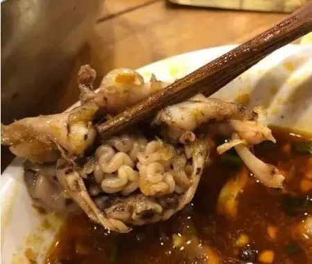 牛蛙肚中吃出一坨"方便面",妹子懵了!真相竟然是