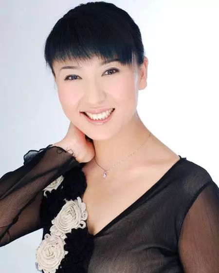 她是赵本山徒弟,孙俪的姐姐,出生农村却嫁富豪,年过40仍是女人花!