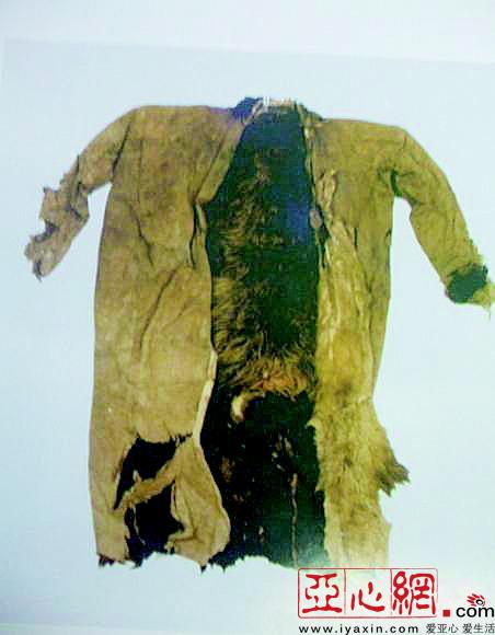 他们将野兽打死之后带到洞穴里,"食其肉而用其皮",用石刀将兽皮割下