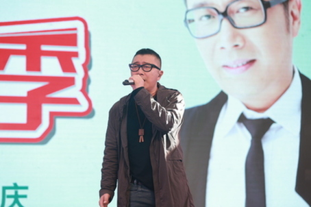 “暖心歌手”庞龙现身重庆:目前“歌手”不是我的第一身份|庞龙|两只蝴蝶|家在东北_新浪新闻