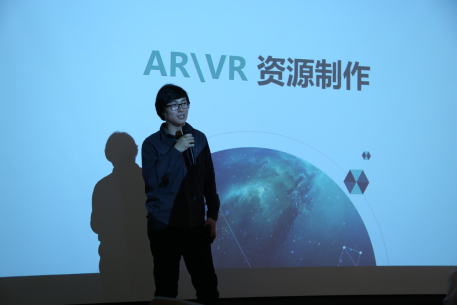 (京东arvr内容资源技术负责人白国兴)在圆桌会议中