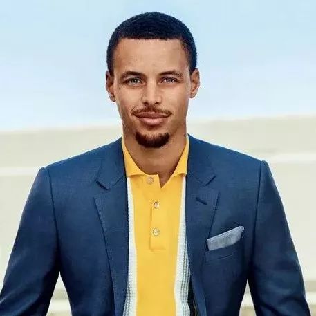 库里帅气西装亮相风度翩翩