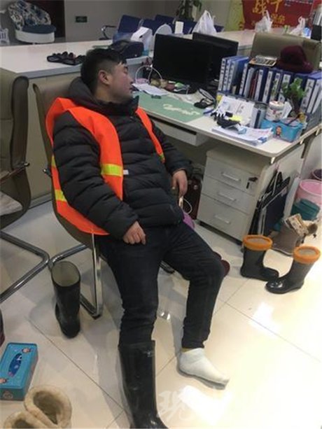 左右,南京的暴雪渐止,侯成东回到办公室稍事休息,脚上的雨靴已经湿了