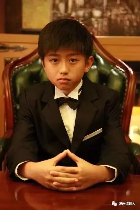 他在里面演男主小时候(这个脸不少人应该有印象吧)↓蔡徐坤1998年