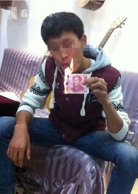 视频|男子拿钱点烟炫富成网红 谁知真面目竟是个.