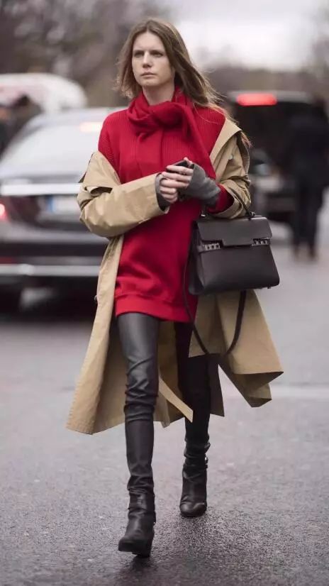 番茄炒蛋的红黄配,运动风十足~红色打底衫配焦糖色风衣,也是红黄配的