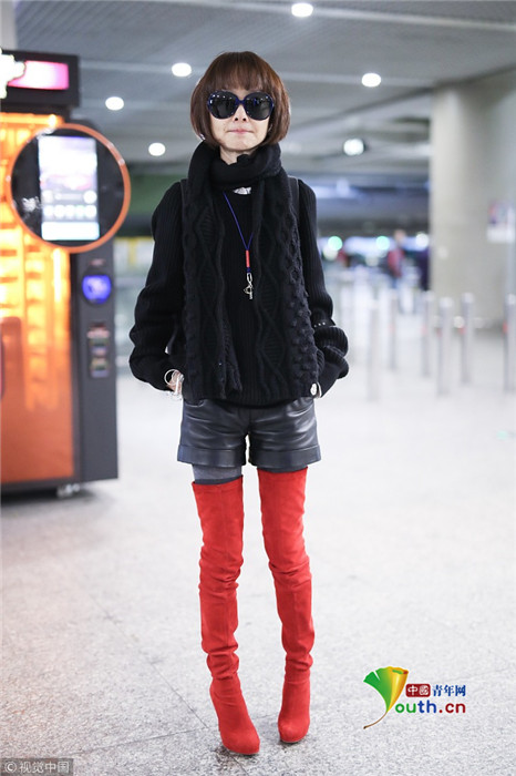 鲁豫踩过膝红靴似cos"王者"萌妹 俏皮冲镜头浅笑