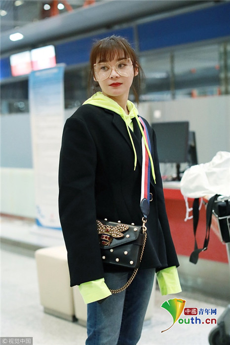 袁姗姗齐刘海装扮显少女 大方与粉丝玩自拍心情好