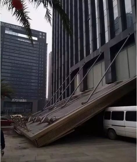 【惊险】柳州一酒店门头忽然崩塌,轰隆巨响吓呆路人!