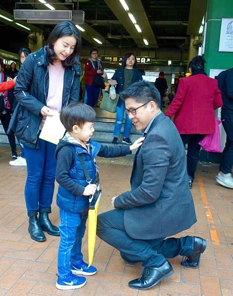 郭晶晶霍启刚带儿子街头筹善款 萌娃见陌生人害羞