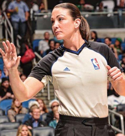 在nba这样激烈对抗的球场上,女性裁判的出现让比赛让比赛在调节冲突中