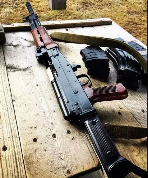 外贸版81式步枪出口加拿大,但法律规定弹匣只能装5发子弹