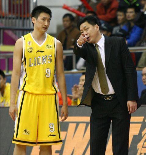 许钟豪: 八一队,身高211cm,体重126kg,本赛季11.6分,8.6篮板,1.