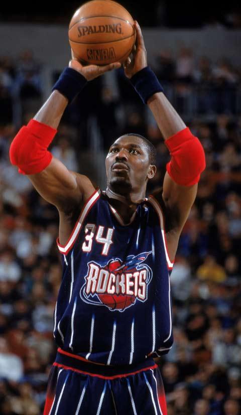 年代,篮球之神乔丹的光芒掩盖了中锋的辉煌,但依旧人才辈出,奥拉朱旺