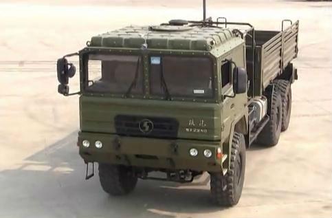 图为我国首台无人驾驶军用重型卡车,使用陕汽高机动战术军用卡车