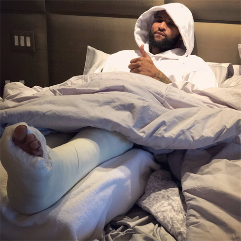 从照片上可以看出,考辛斯的左小腿,左脚都已经打上了厚厚的石膏和绷带