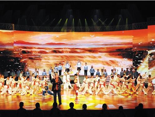 董浩在新诗会上朗诵《少年中国说》.