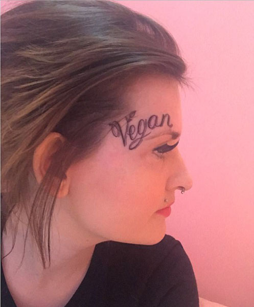 英女子额头刺字"素食主义者"引热议|布伦|额头|纹身_新浪新闻