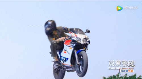 只见半空之中的男主角,一脚踹开了摩托车,准确地跳进了货轮的空纸箱里