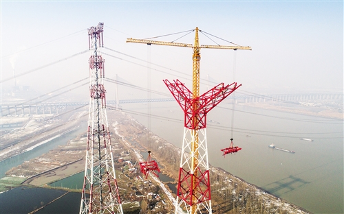 世界最长最高电压等级输电工程长江大跨越杆塔封顶