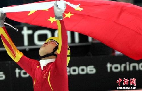 李坚柔夺冠:武大靖平昌夺冠书写新神奇 历数中国各届冬奥首金 资料图:王濛高擎国旗绕场庆祝。中新社发 武仲林 摄