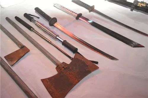 气动力枪支,仿真枪,弓弩,管制刀具,斧头,作案钢管.场面超震撼!