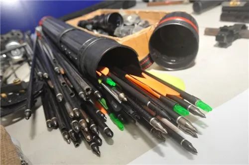 气动力枪支,仿真枪,弓弩,管制刀具,斧头,作案钢管.场面超震撼!