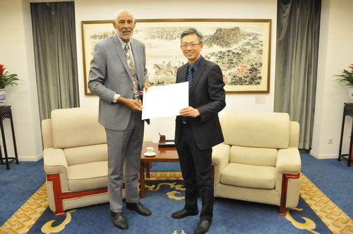 外交部礼宾司副司长王鲁彤接受巴哈马新任驻华大使递交国书副本