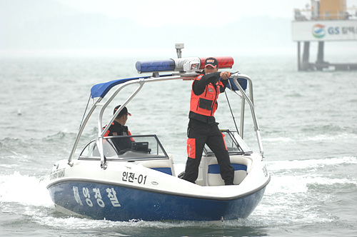 中国渔船船长:一艘中国渔船船长被韩海警拘捕 捕捞海产品被没收 韩国海警(资料图)