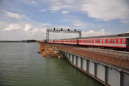 2002年1月28日,中国第一条横跨海峡的粤海铁路通道湛(江)海(安)线正式