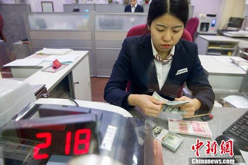 山西太原，银行工作人员清点货币。中新社记者 张云 摄