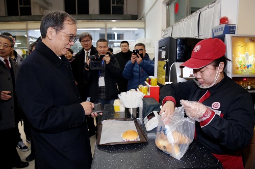 年夜亲切慰问坚守岗位的师生员工并送去新年祝