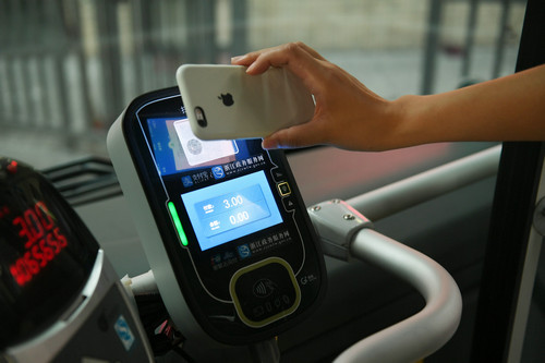 资料图片：乘客在杭州使用支付宝手机客户端刷二维码乘坐公交车（2017年7月20日摄）。