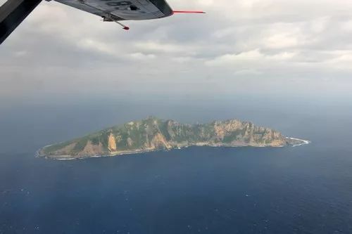 中国潜艇抵近钓鱼岛日本人来告状 但真相却是这样 ▲资料图片:这是从中国海B-3837飞机上拍摄的钓鱼岛及其附属岛屿画面。