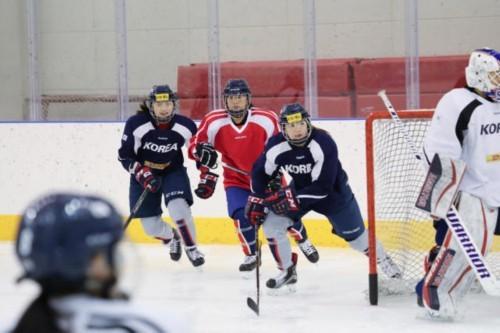 朝韩联队首次携手出战,双方相互点赞,冰场奏响