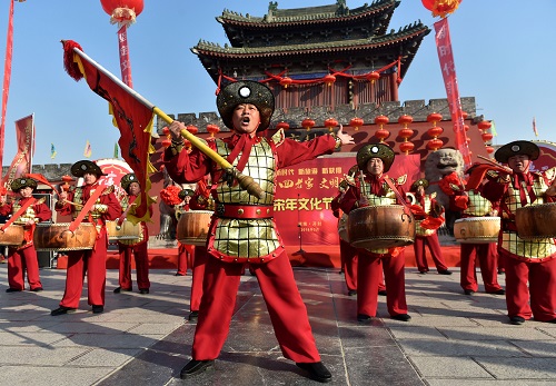 旅游看河南"开封主会场启动仪式上,演员在开封府景区前表演开封盘鼓