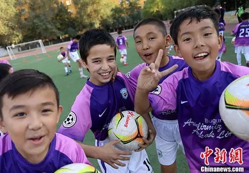 乌鲁木齐部分学校下学期起试点一年级开足球课