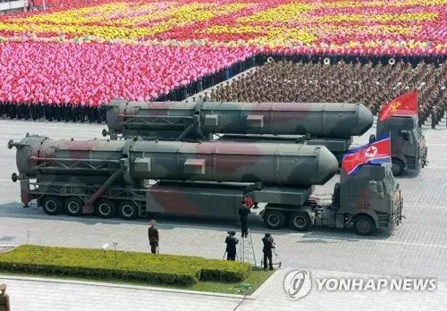 朝鲜阅兵视频:特朗普还没阅兵 朝鲜就已经开始(附视频) ▲资料图片:2017年朝鲜阅兵式(韩联社)