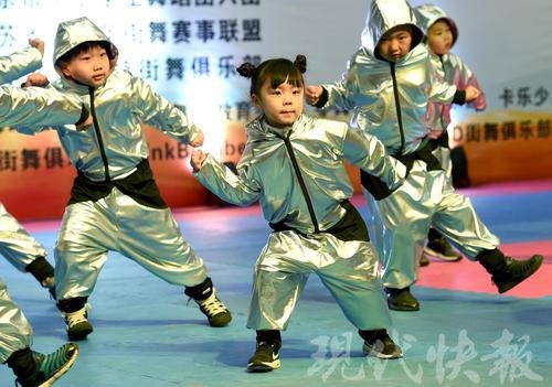 燃爆了!萌宝上阵跳街舞,5岁娃成舞林高手