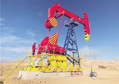 图为柴达木尕斯油田采油作业区油井. (资料图片)