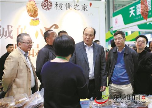 杨晓棠到第三届东莞农产品博览会巡展时强调继续做大做强农博会平台